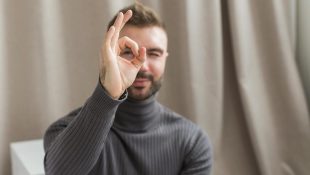 O gesto que significa “ok” no Brasil, mas é uma ofensa grave em outros países do mundo
