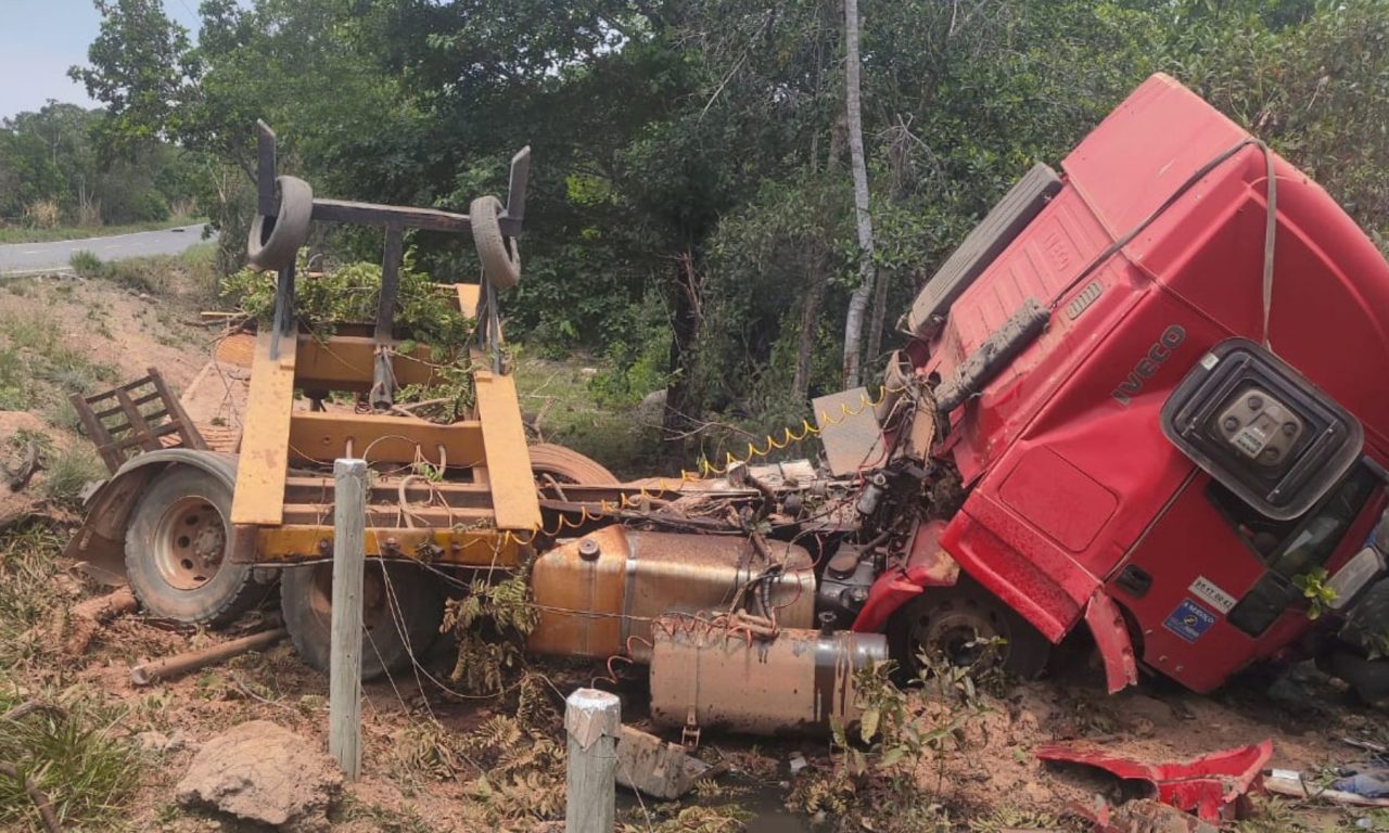 Motorista foi jogado pelo para-brisa após pneu estourar e caminhão sair da pista.
