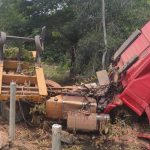 Motorista foi jogado pelo para-brisa após pneu estourar e caminhão sair da pista.