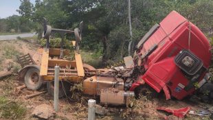 Motorista foi jogado pelo para-brisa após pneu estourar e caminhão sair da pista.