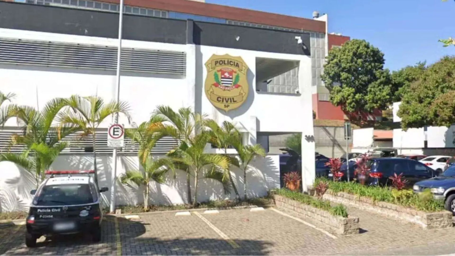 Menino de 11 anos pega arma do pai e atira no rosto de menino de 9