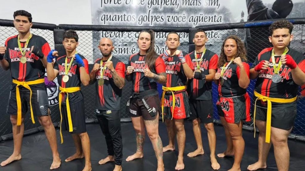 Seleção Anapolina de Kickboxing retornou do Campeonato Brasileiro 2025 com seis medalhas e um 4º lugar. (Foto: Redes Sociais/@jeniferdemolicao)