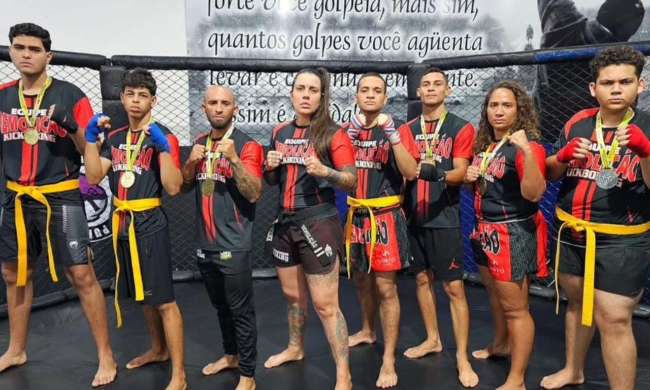 Seleção Anapolina de Kickboxing retornou do Campeonato Brasileiro 2025 com seis medalhas e um 4º lugar. (Foto: Redes Sociais/@jeniferdemolicao)