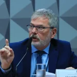 Ex-diretor do INSS nega vínculo político em depoimento à CPI