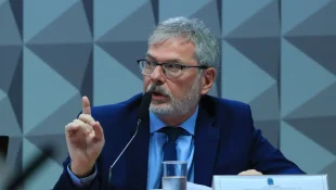 Ex-diretor do INSS nega vínculo político em depoimento à CPI