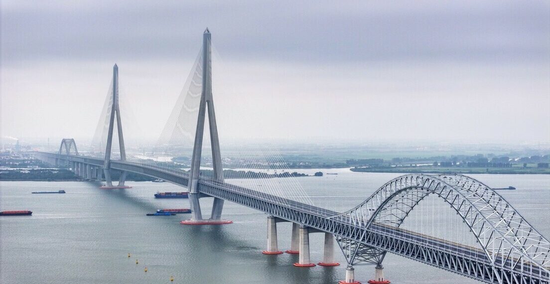 Conheça a maior ponte suspensa do mundo, com 10 km de extensão e capacidade para 110 caminhões
