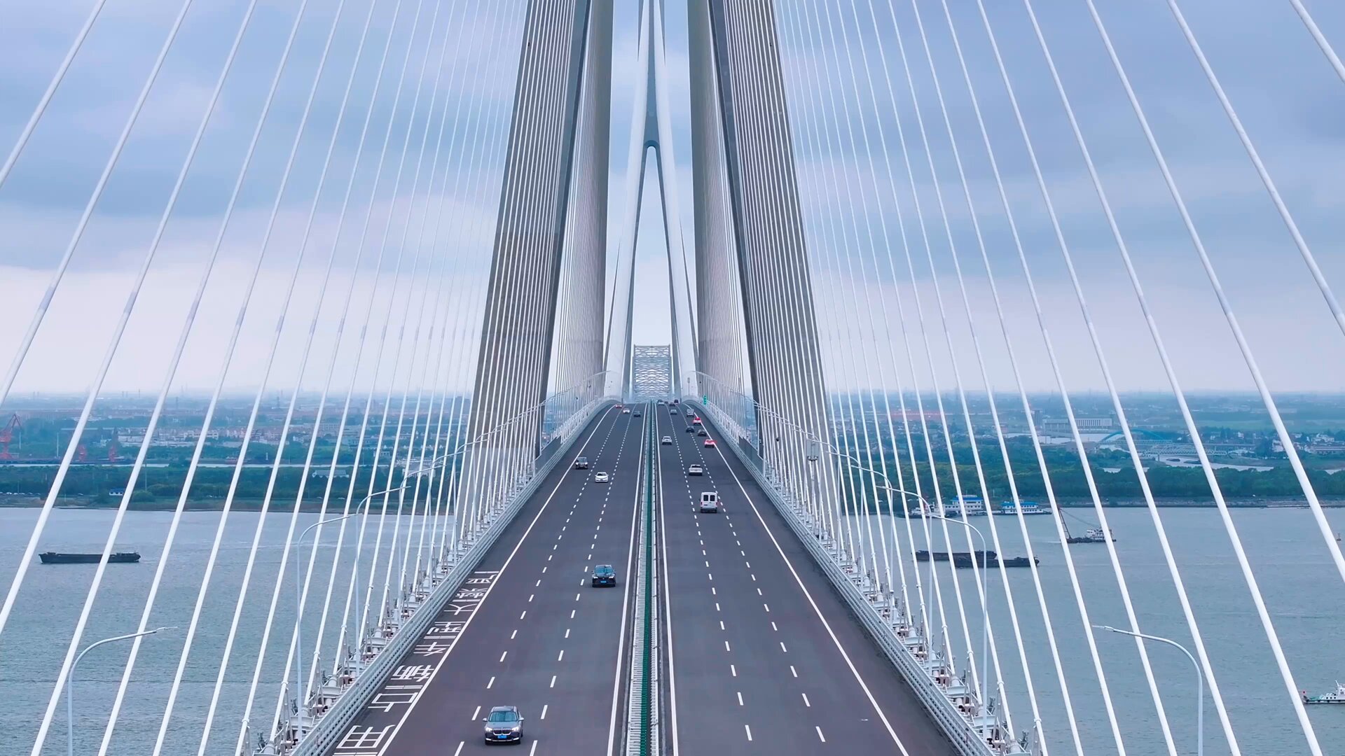 Conheça a maior ponte suspensa do mundo, com 10 km de extensão e capacidade para 110 caminhões