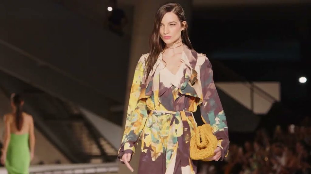 A cor de sapato que transforma jeans + blazer em look ultra-2025 (e não ultrapassado)