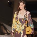 A cor de sapato que transforma jeans + blazer em look ultra-2025 (e não ultrapassado)