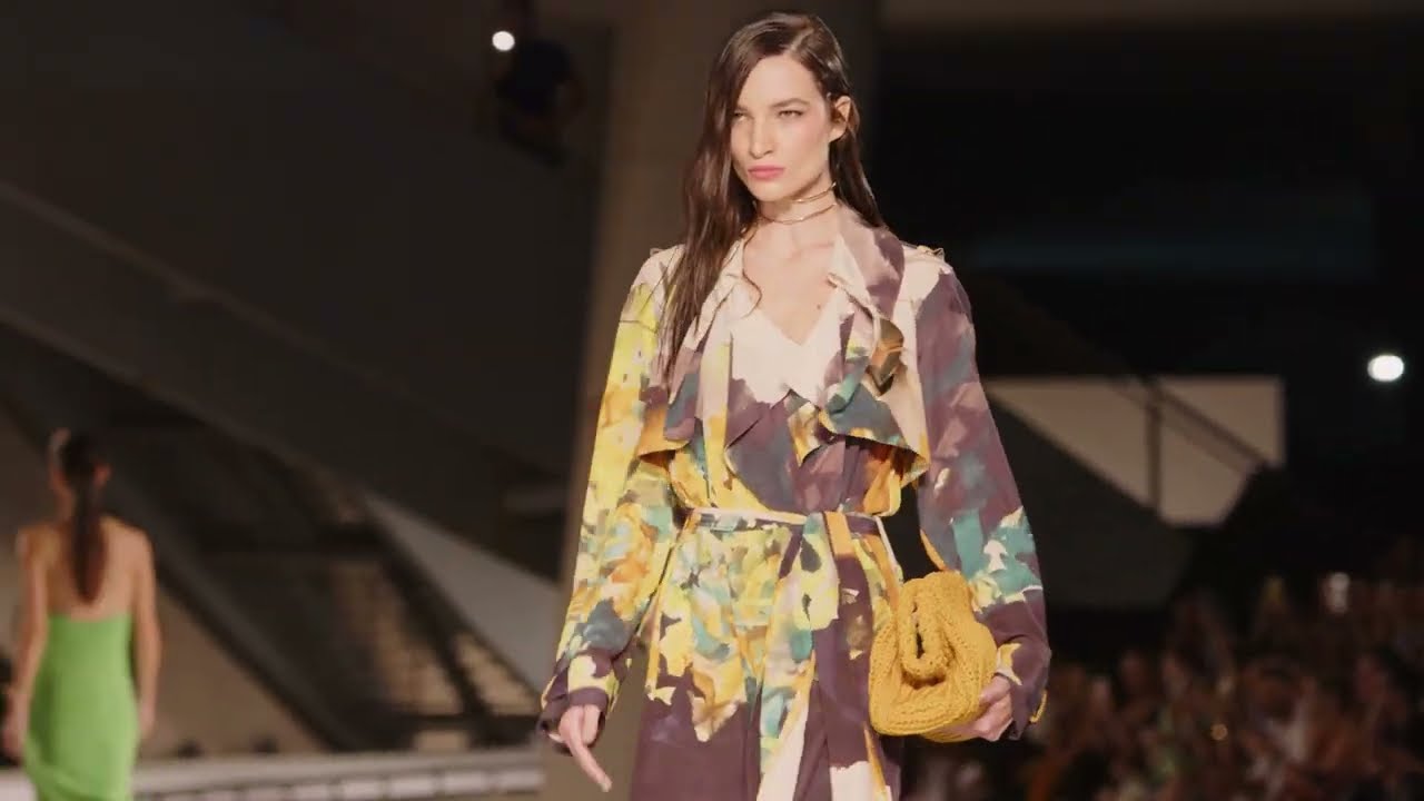 A cor de sapato que transforma jeans + blazer em look ultra-2025 (e não ultrapassado)