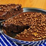 Bolo de chocolate feito na frigideira é uma delícia e fica pronto em 10 minutos