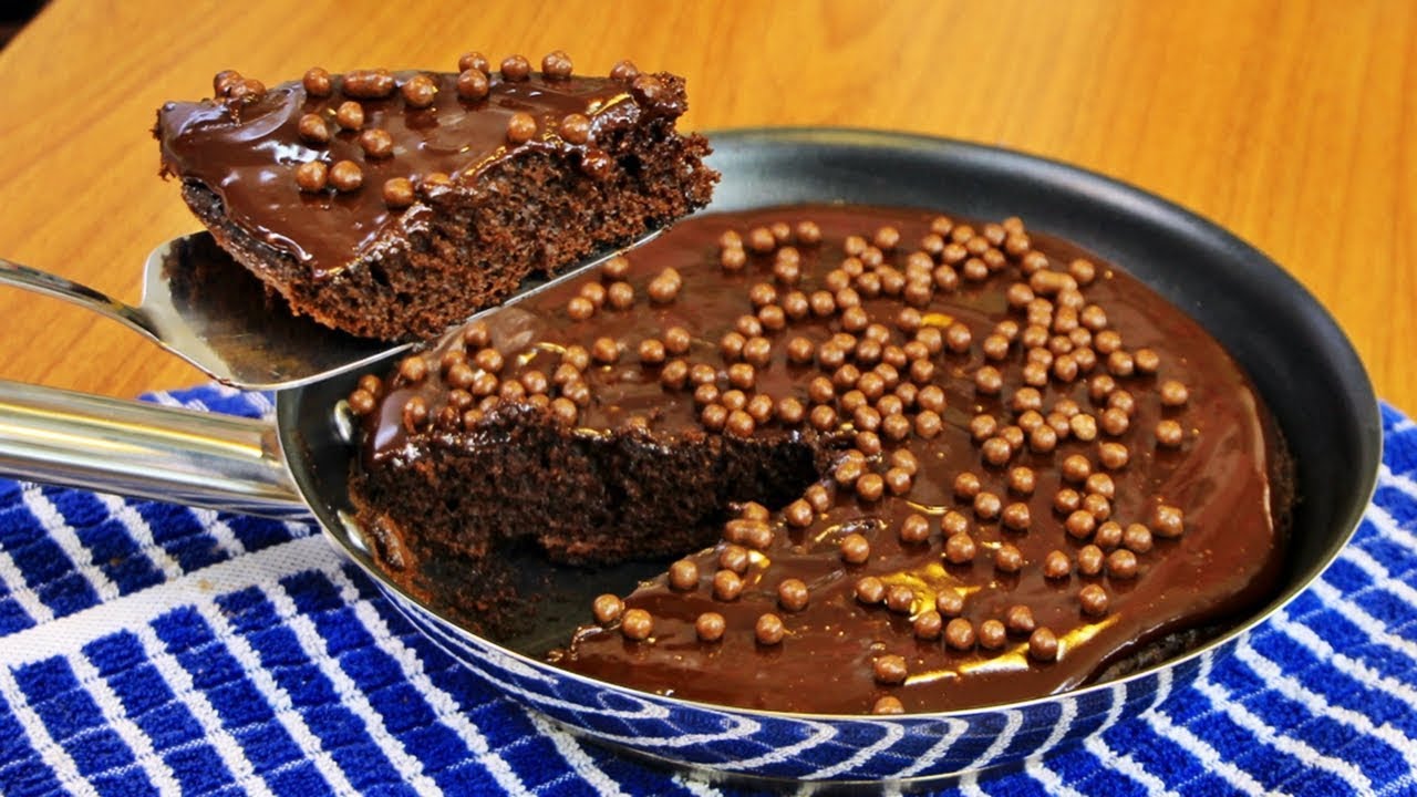 Bolo de chocolate feito na frigideira é uma delícia e fica pronto em 10 minutos