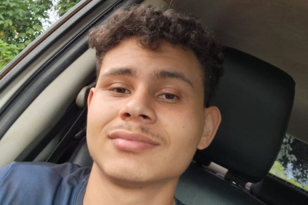 Jovem de escola pública estuda por conta própria com videoaulas e passa em medicina