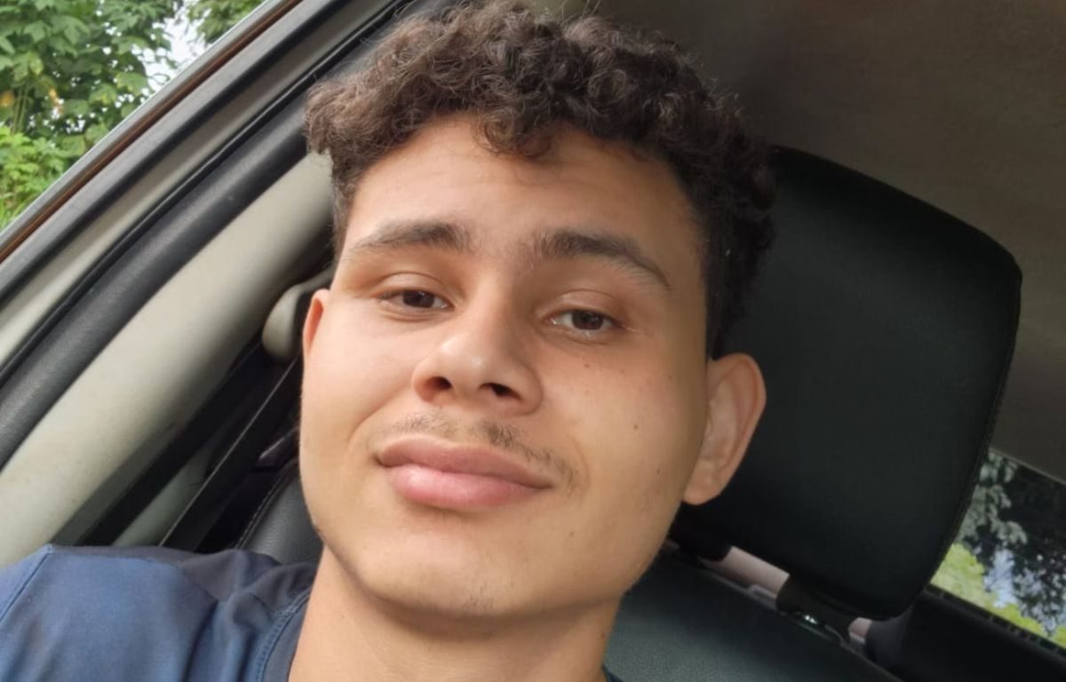 Jovem de escola pública estuda por conta própria com videoaulas e passa em medicina