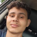 Jovem de escola pública estuda por conta própria com videoaulas e passa em medicina