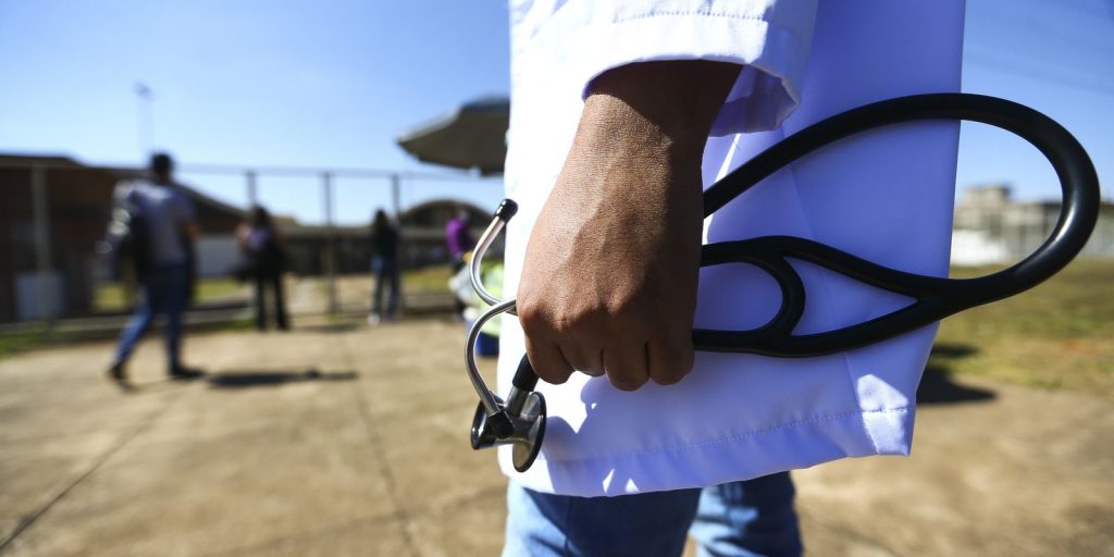 Flórida permite a atuação de médicos brasileiros mesmo sem residência nos EUA