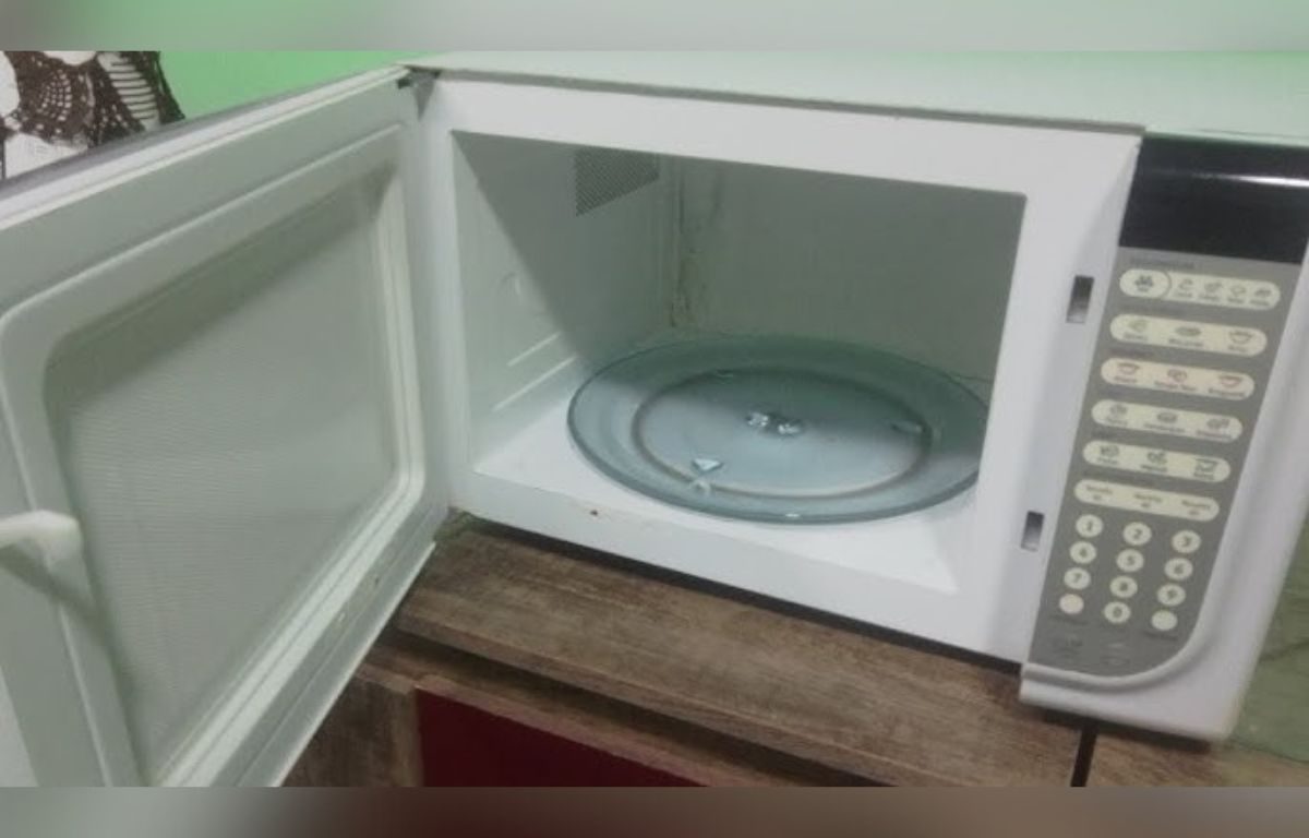 Deixe o micro-ondas limpo em poucos minutos com essa técnica de restaurantes