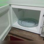 Deixe o micro-ondas limpo em poucos minutos com essa técnica de restaurantes