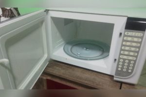 Deixe o micro-ondas limpo em poucos minutos com essa técnica de restaurantes