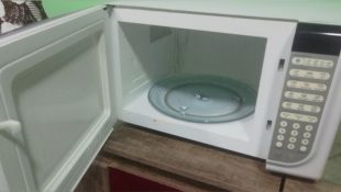 Deixe o micro-ondas limpo em poucos minutos com essa técnica de restaurantes