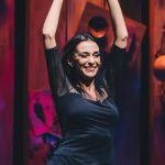 Mônica Martelli durante espetáculo "Minha Vida em Marte".