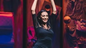 Mônica Martelli durante espetáculo "Minha Vida em Marte".