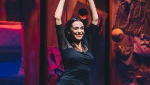 Mônica Martelli durante espetáculo "Minha Vida em Marte".