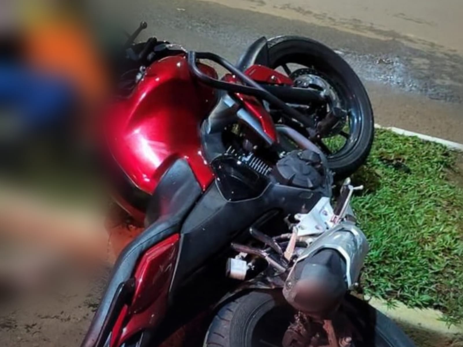Casal fica gravemente ferido após perder controle da moto em pista molhada, em Anápolis