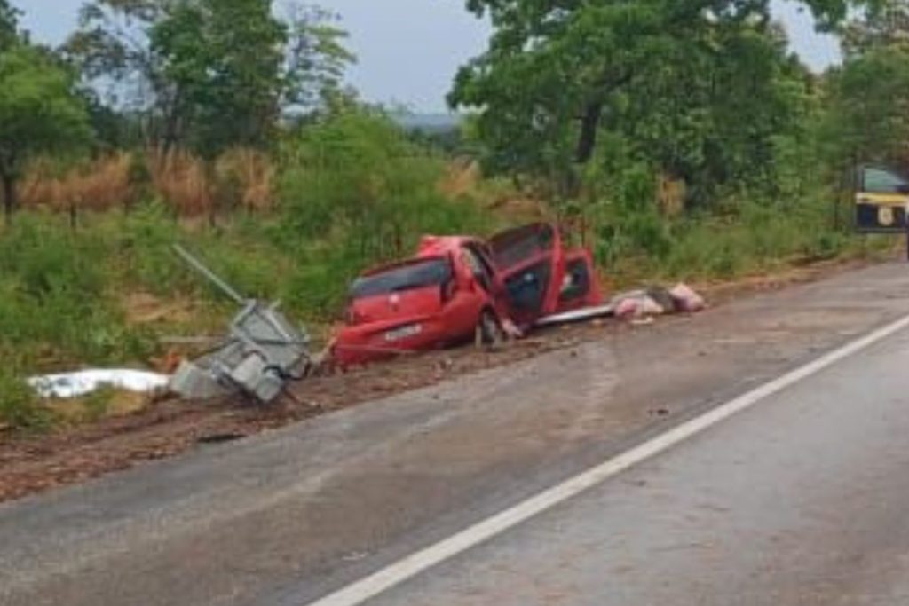 Motorista morre e quatro passageiros, incluindo criança de 9 anos, ficam feridas após colisão na BR-153