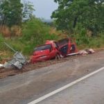Motorista morre e quatro passageiros, incluindo criança de 9 anos, ficam feridas após colisão na BR-153