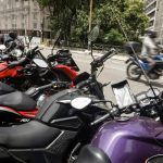Motoristas por aplicativo esperam por entregas.