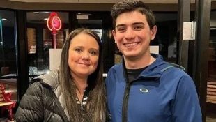 Filho encontra mãe após 20 anos e descobre que são colegas de trabalho