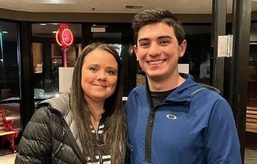 Filho encontra mãe após 20 anos e descobre que são colegas de trabalho