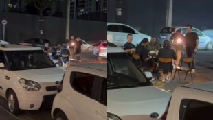 Vídeo viraliza ao mostrar grupo tocando pagode em mesa montada no meio de cruzamento em Anápolis