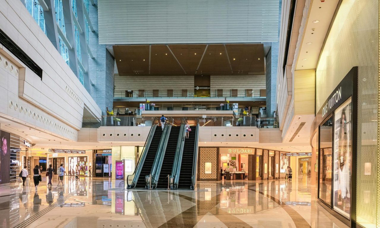 Criança é internada após comer balas oferecidas por desconhecido em shopping de SP