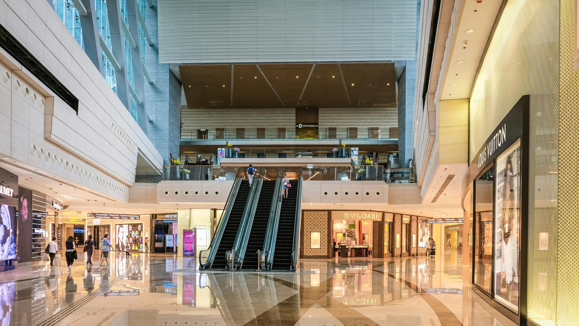 Criança é internada após comer balas oferecidas por desconhecido em shopping de SP