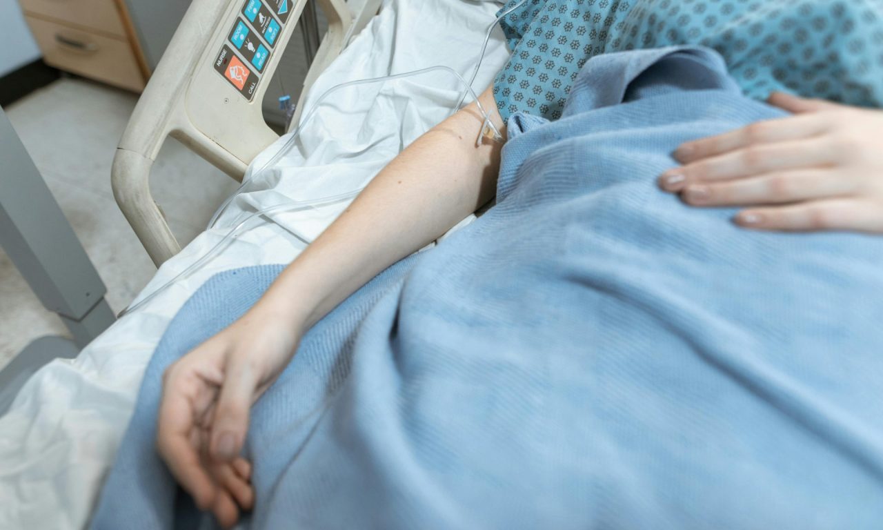 Paciente na cama de hospital