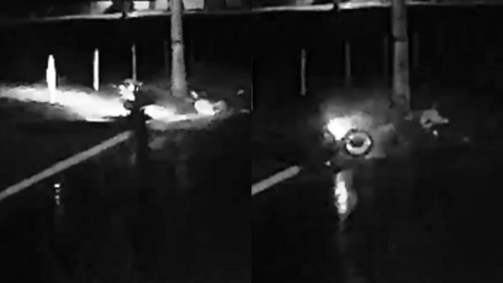 Vídeo mostra quando motociclista colide com poste.