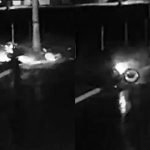 Vídeo mostra quando motociclista colide com poste.