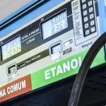 Petrobras reduz preço da gasolina em 4,9% a partir de terça-feira