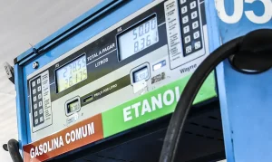 Álcool ou gasolina? Frentistas revelam qual compensa mais na hora de abastecer. postos de combustível