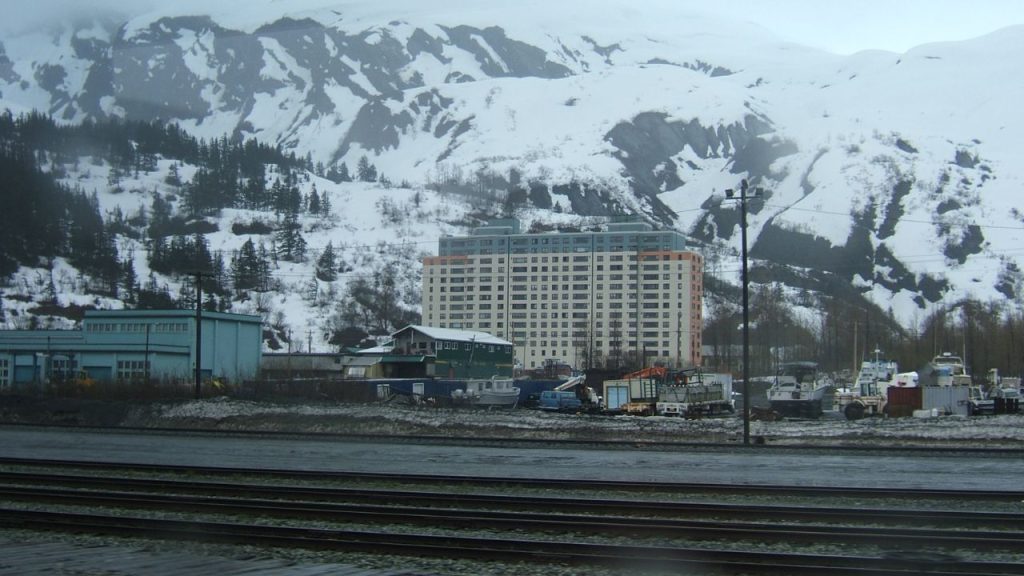 Conheça a cidade onde todos os habitantes se conhecem e moram no mesmo prédio