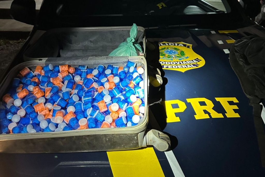 PRF prende dupla na BR-153 após descobrir "farmácia" dentro de veículo