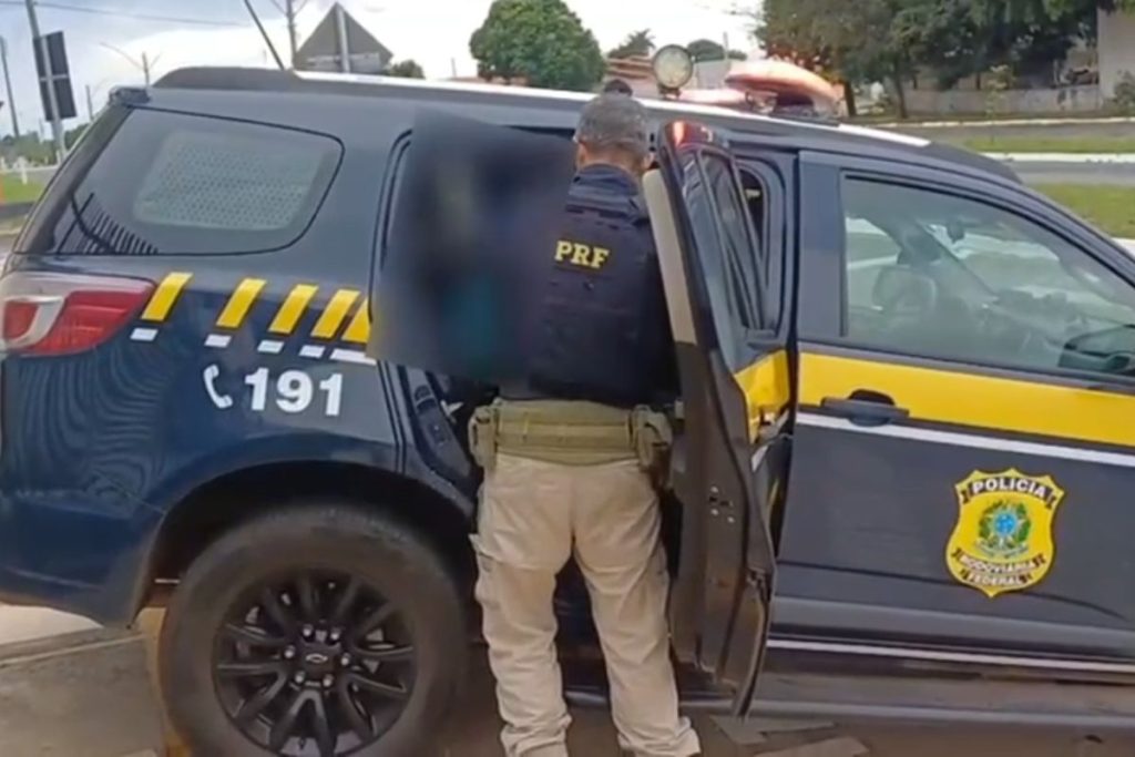 Dupla tenta escapar, mas é presa na BR-153 após PRF encontrar o que eles levavam escondido nas roupas