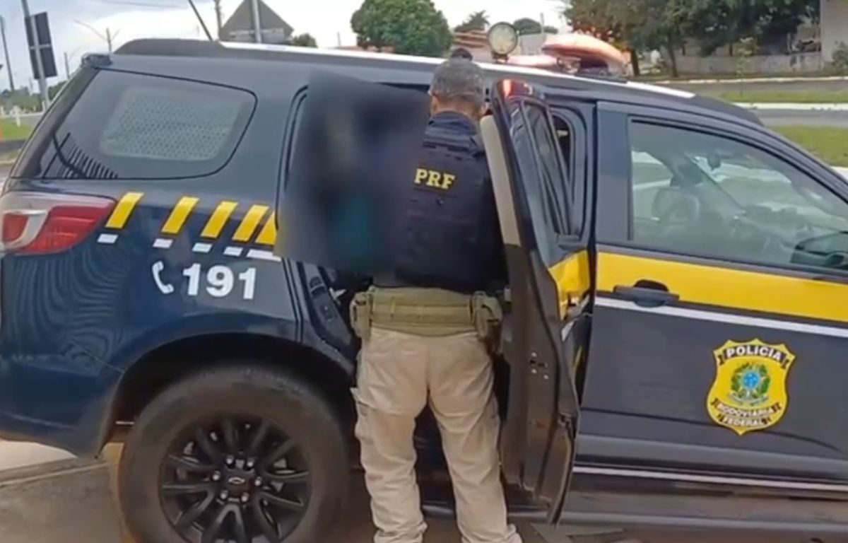 Dupla tenta escapar, mas é presa na BR-153 após PRF encontrar o que eles levavam escondido nas roupas
