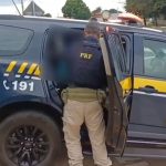 Dupla tenta escapar, mas é presa na BR-153 após PRF encontrar o que eles levavam escondido nas roupas