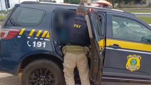 Dupla tenta escapar, mas é presa na BR-153 após PRF encontrar o que eles levavam escondido nas roupas