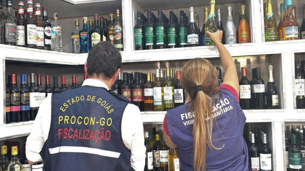 Procon Goiás investiga procedência das bebidas, em meio a aumento nos casos de intoxicação por metanol.