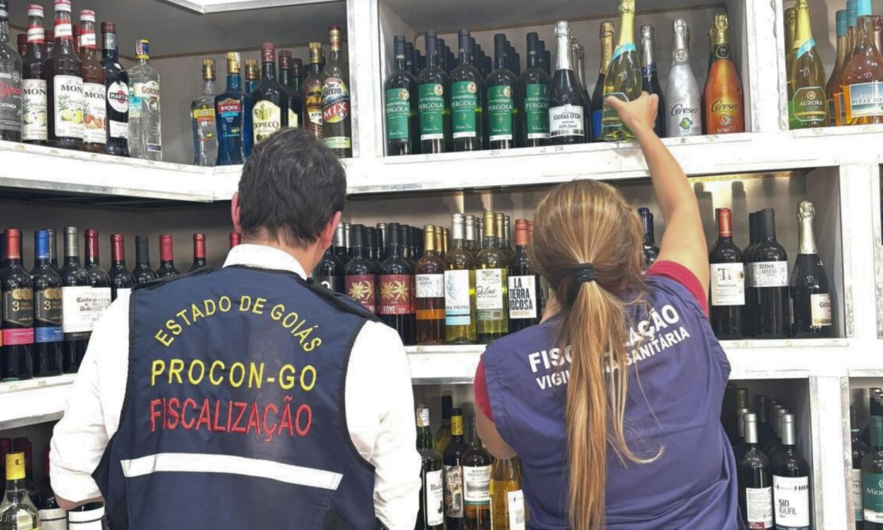 Procon Goiás investiga procedência das bebidas, em meio a aumento nos casos de intoxicação por metanol.