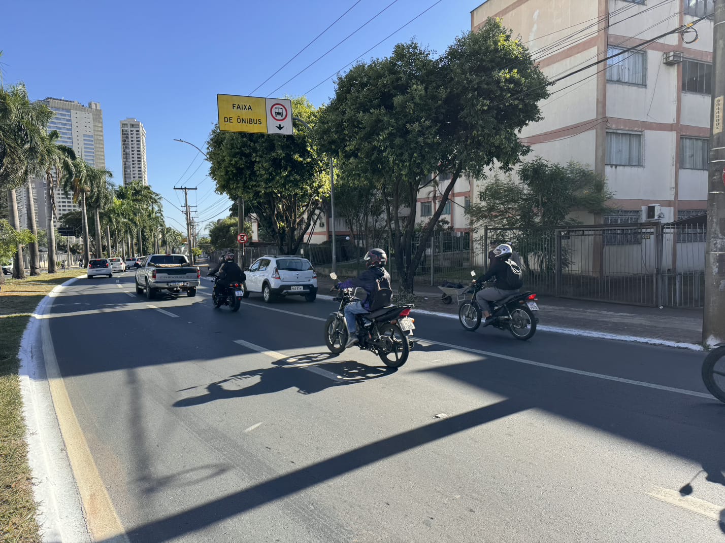 Motociclistas de todo o país devem ficar atentos: este acessório usado dentro do capacete pode render multa e pontos na CNH